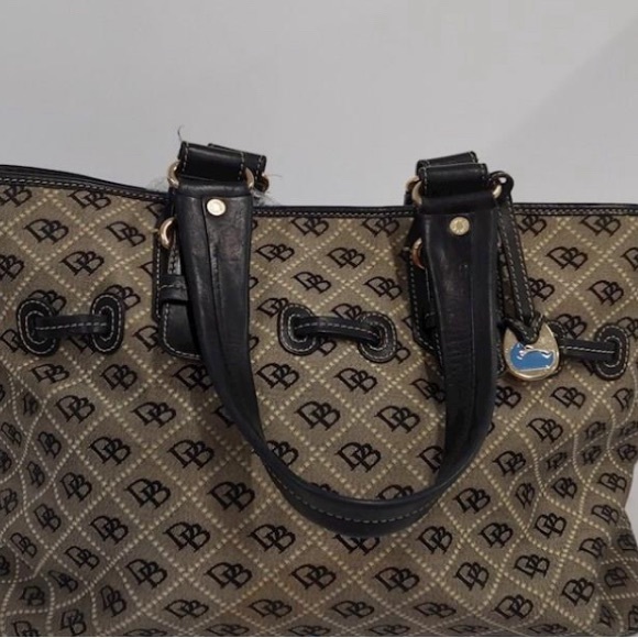 EUC Dooney & Bourke grey and black shoulder bag - Picture 2 of 3